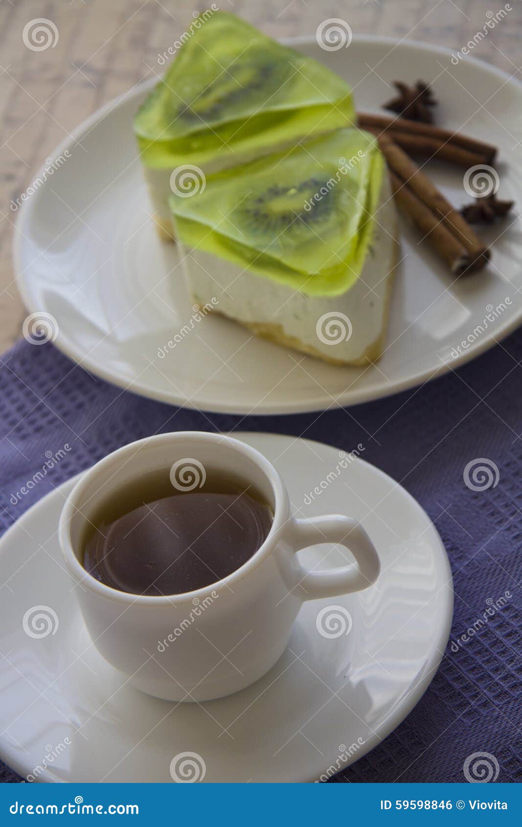 Koffie en bisquit met kiwi. Heerlijke low-calorie soufflé met kiwiplakken