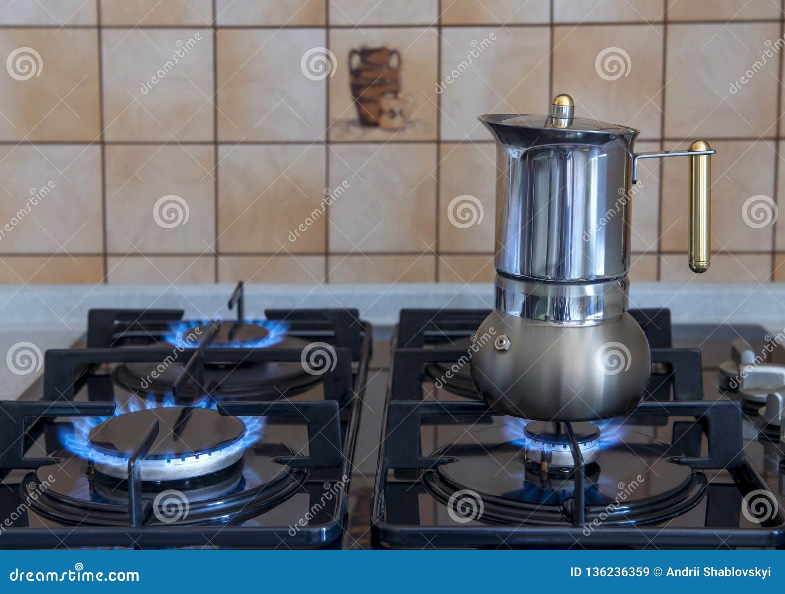 Hollywood Tijd palm Koffiezetapparaat Op Het Gasfornuis Stock Afbeelding - Image of  verbranding, gevaar: 136236359