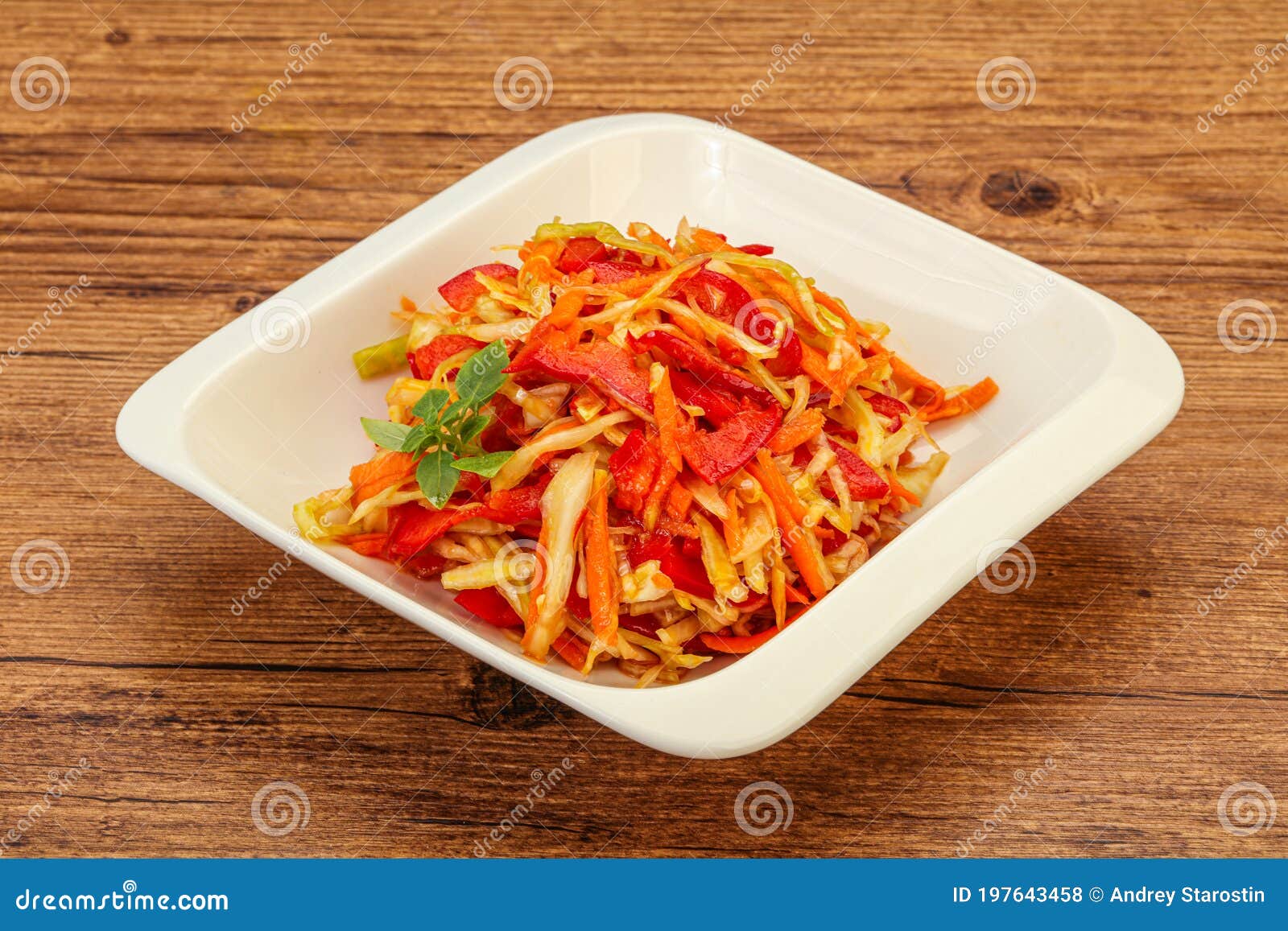 Kohlsalat Mit Karotte Und Paprika Stockfoto - Bild von gesund, teller ...