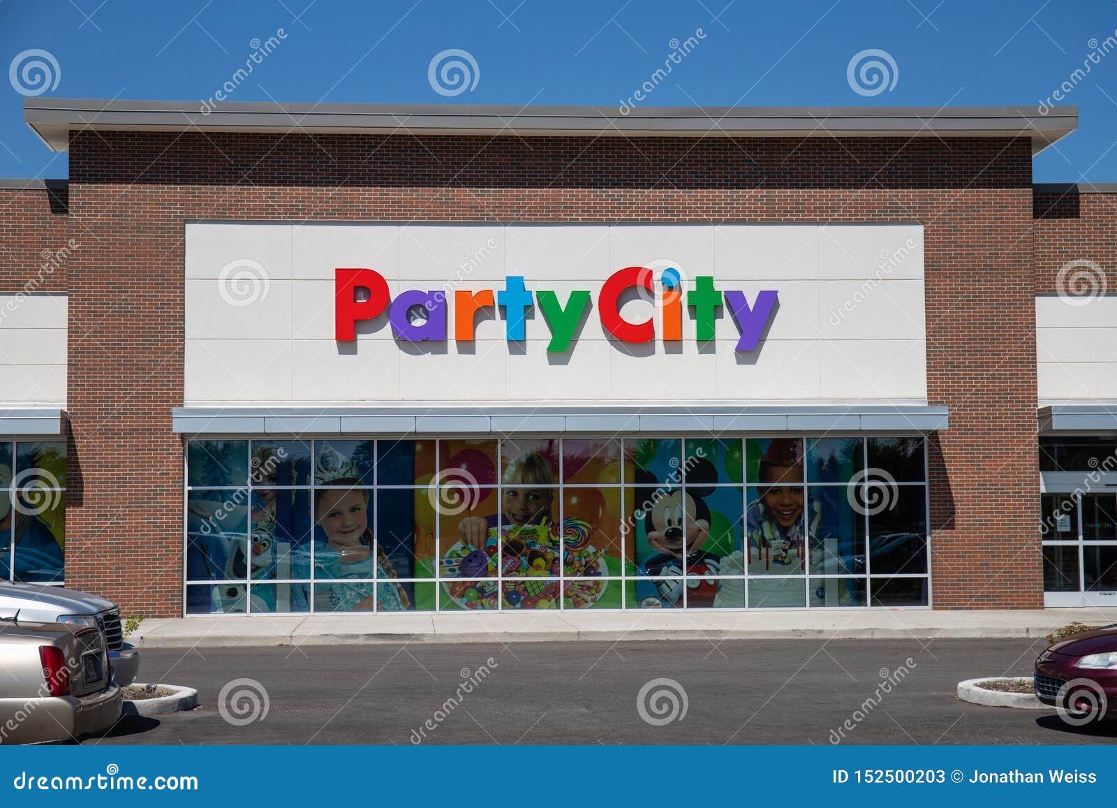 Party City Retail Strip Mall Location. Party City Provides Costumes and Supplies All Year Long I Editorial Stock Photo - Image of retail, chain: 152500203