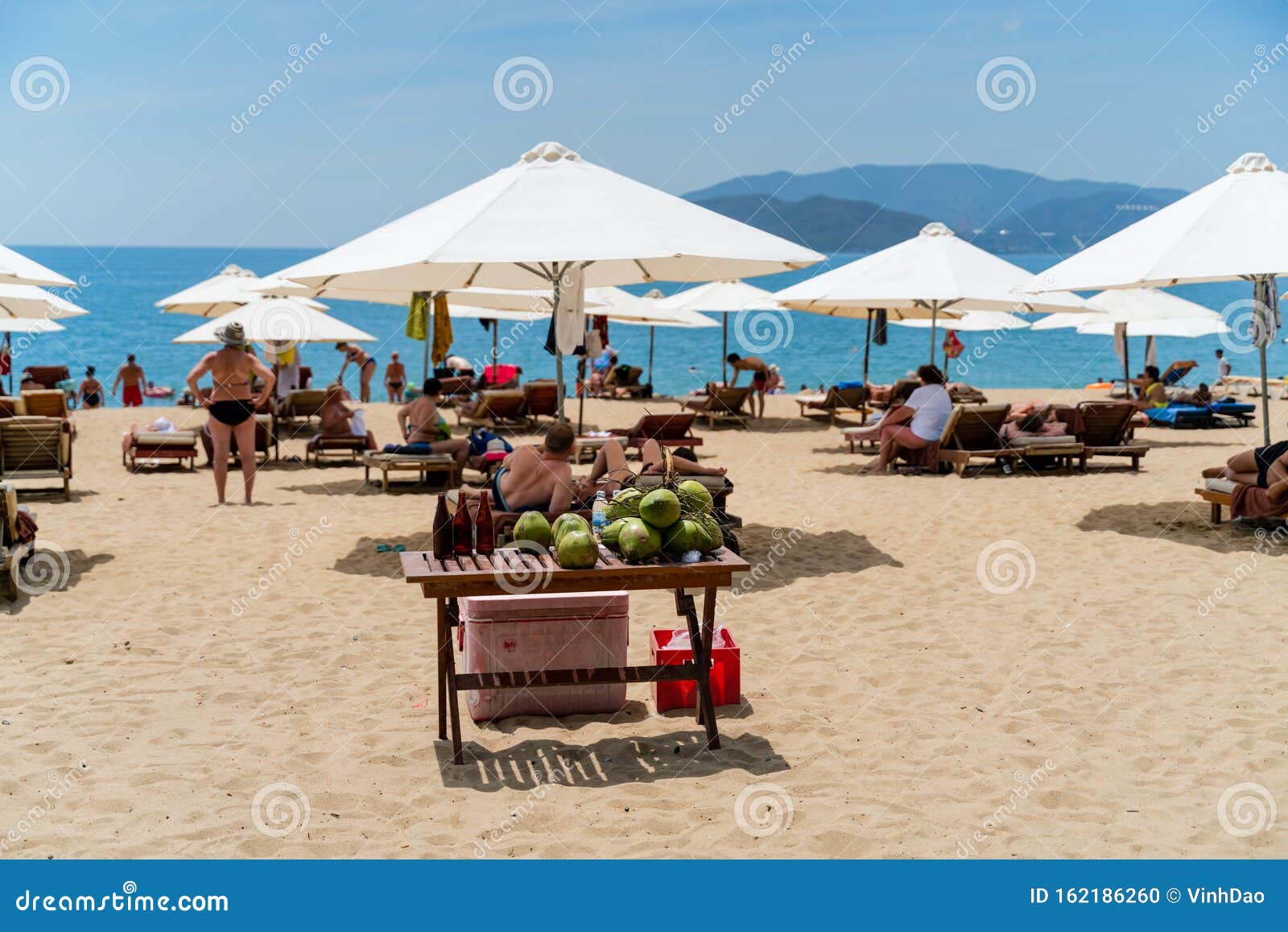 Kokosnoot Op Tafel Op Het Strand in Nha Trang, Vietnam Toeristen ...