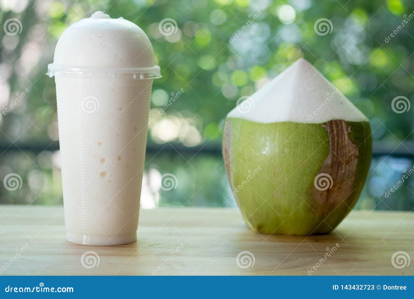 Blind vertrouwen gemakkelijk te kwetsen water Kokosnoot Smoothie in Plastic Glas Stock Afbeelding - Image of milkshake,  hout: 143432723