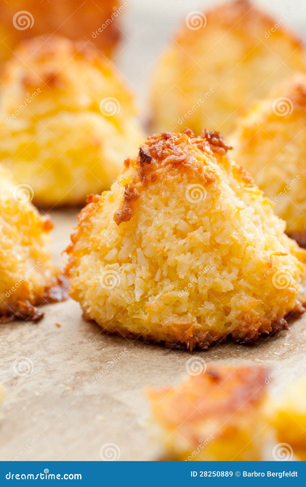 Kokosnuss-Makronen stockbild. Bild von nahrung, kuchen - 28250889 Kokosnuss-Makronen stockbild. Bild von nahrung, kuchen - 28250889