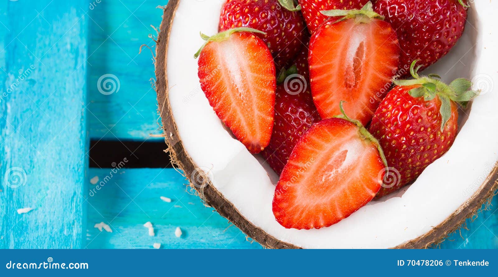 Kokosnuss Und Erdbeeren Auf Hellem Blau Stockfoto - Bild von zerrissen ...