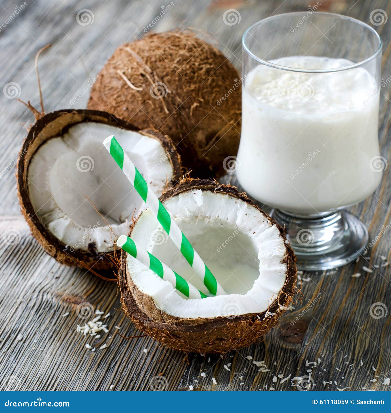 Kokosnöten mjölkar smoothiedrinken på träbakgrund. Ny söt sund bild för kokosnötmilkshakefyrkant