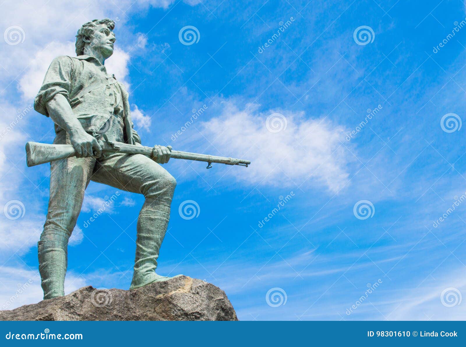 Koloniaal Minuteman Standbeeld in Massachusetts Redactionele Afbeelding ...