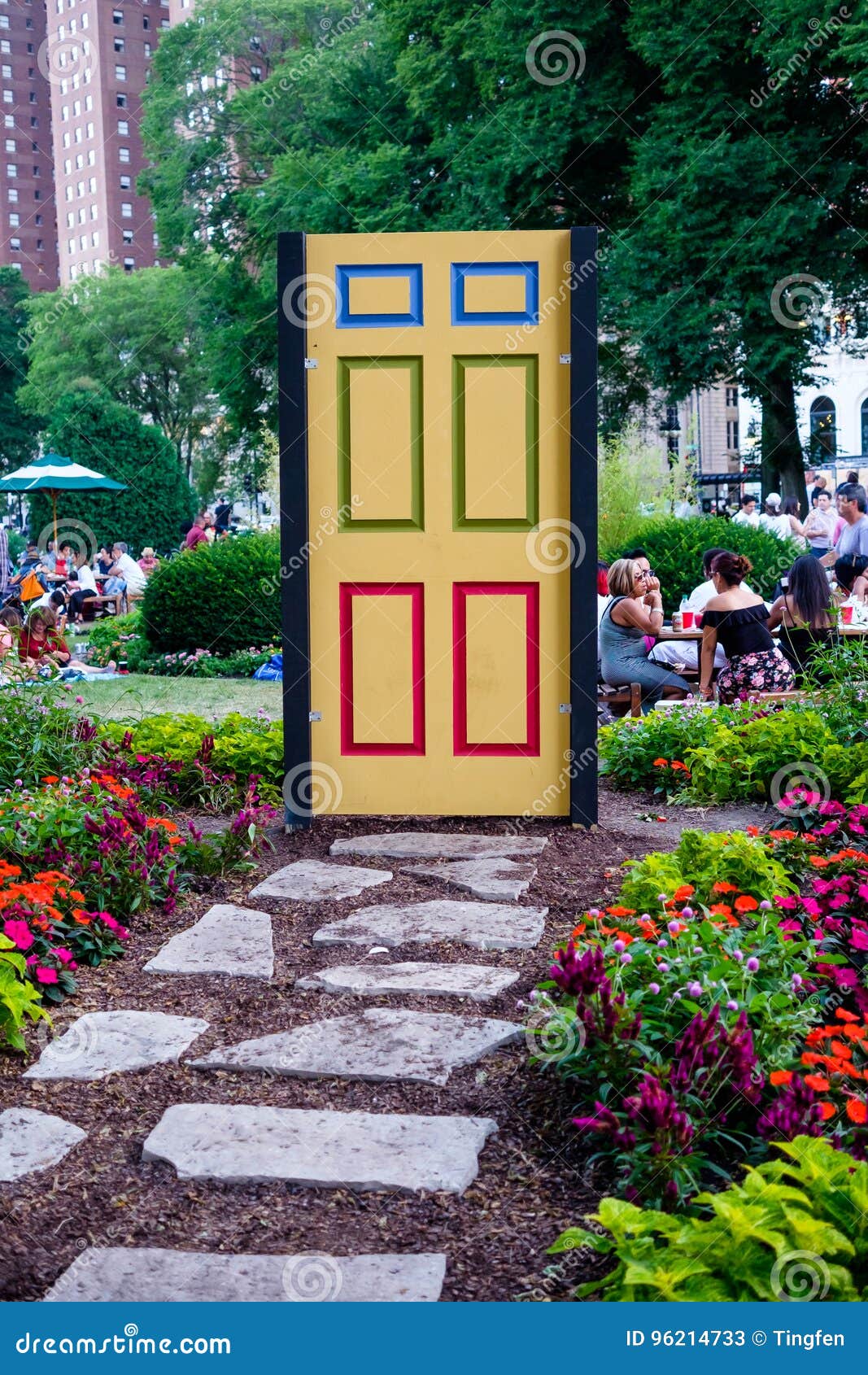 Kolorowa drzwiowa pozycja ja na dotacja parku Chicago. Przerzedże kolorową drzwiową pozycję na ja w Chicagowskim Grant parku