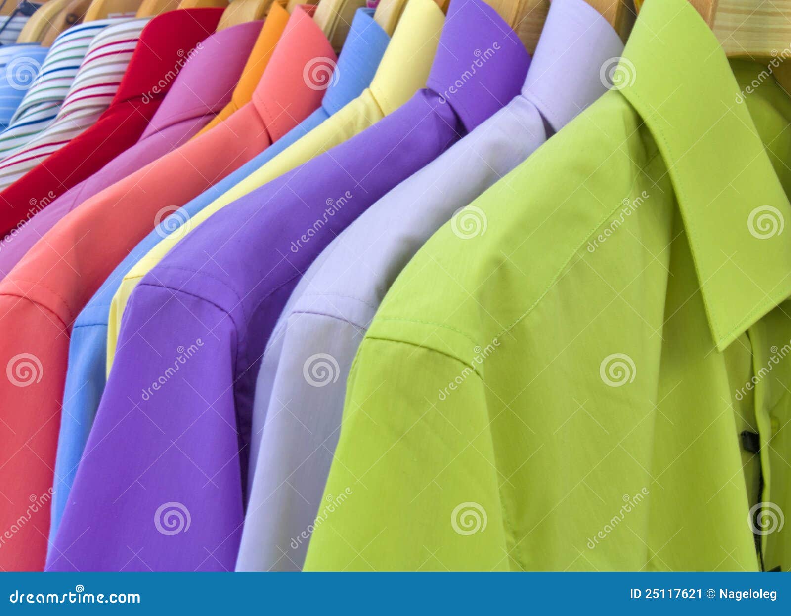 Kolorowe koszula na stojaku w sklepie