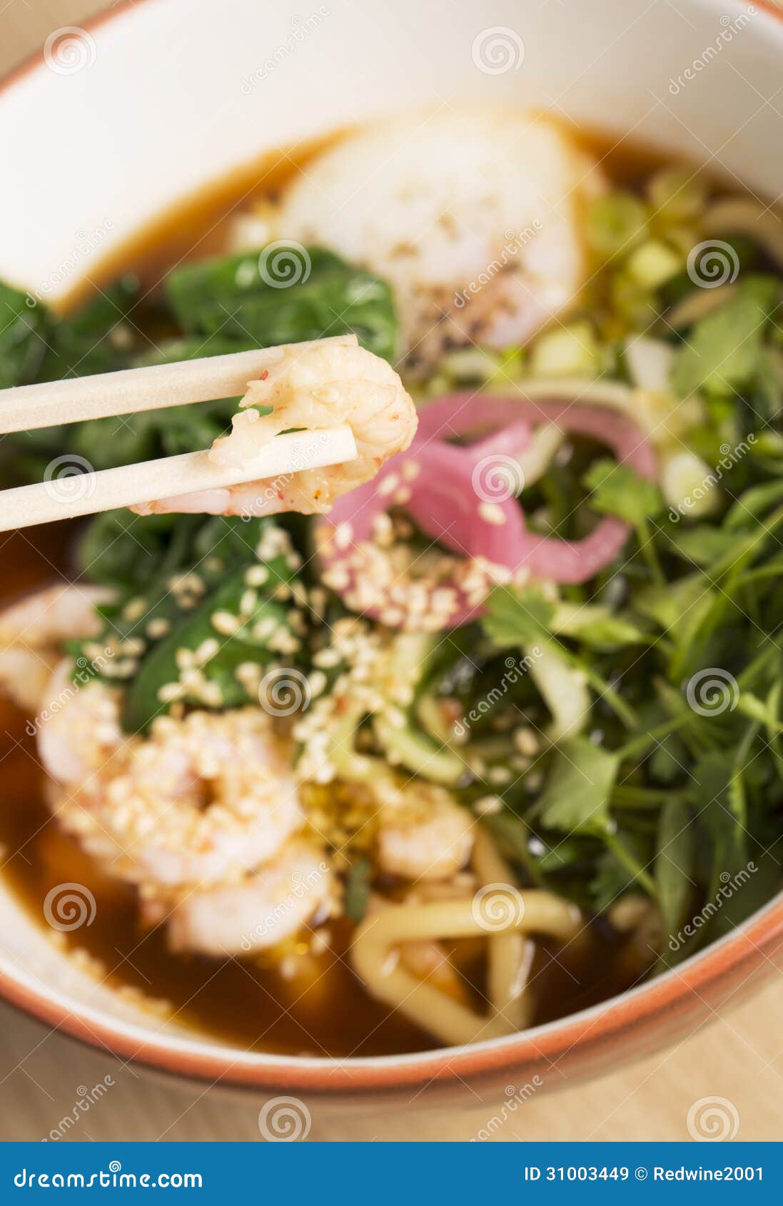 Kom Met Hete Bouillon, Garnalen En Groenten Stock Afbeelding Image of