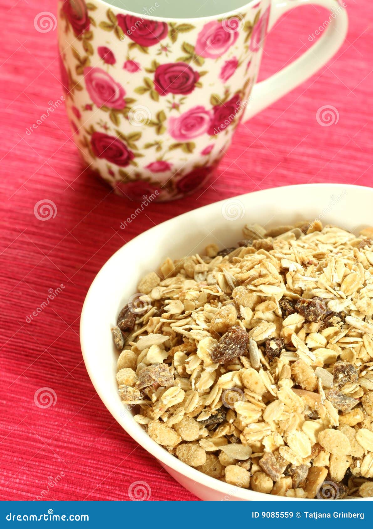 Kom van muesli en drank stock afbeelding. Image of lunch 9085559