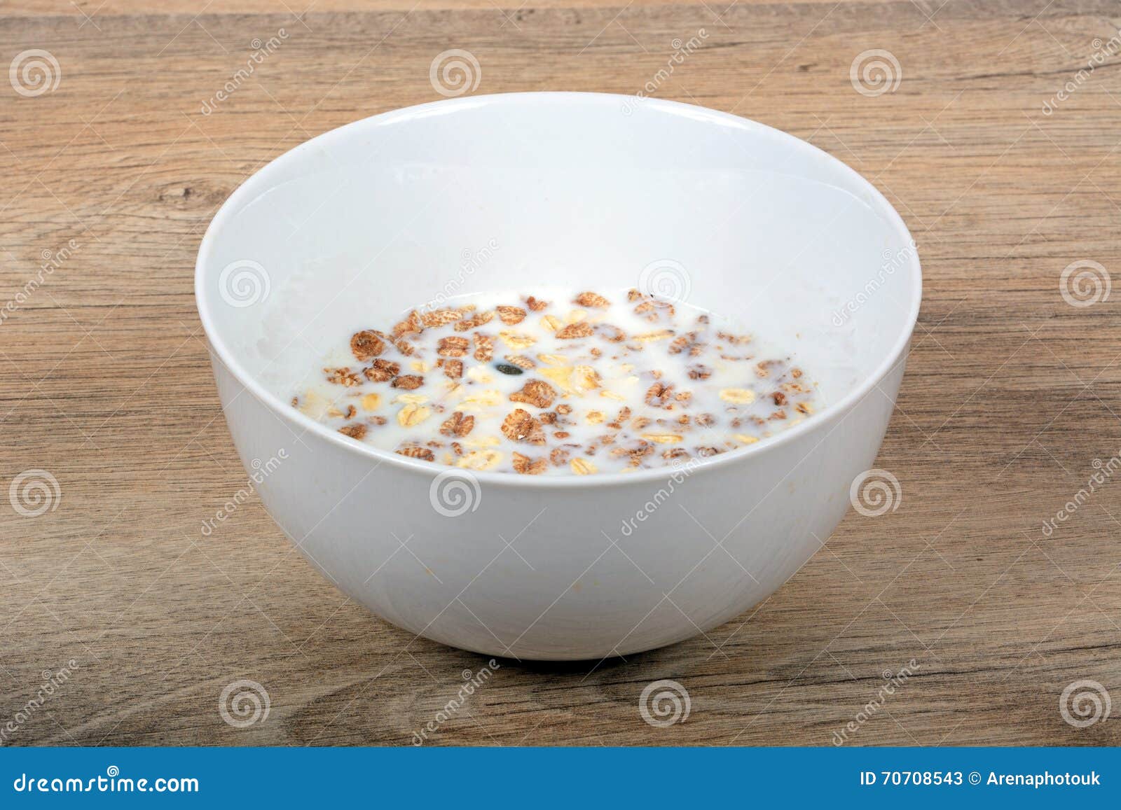 Kom van muesli in melk stock afbeelding. Image of tarwe 70708543