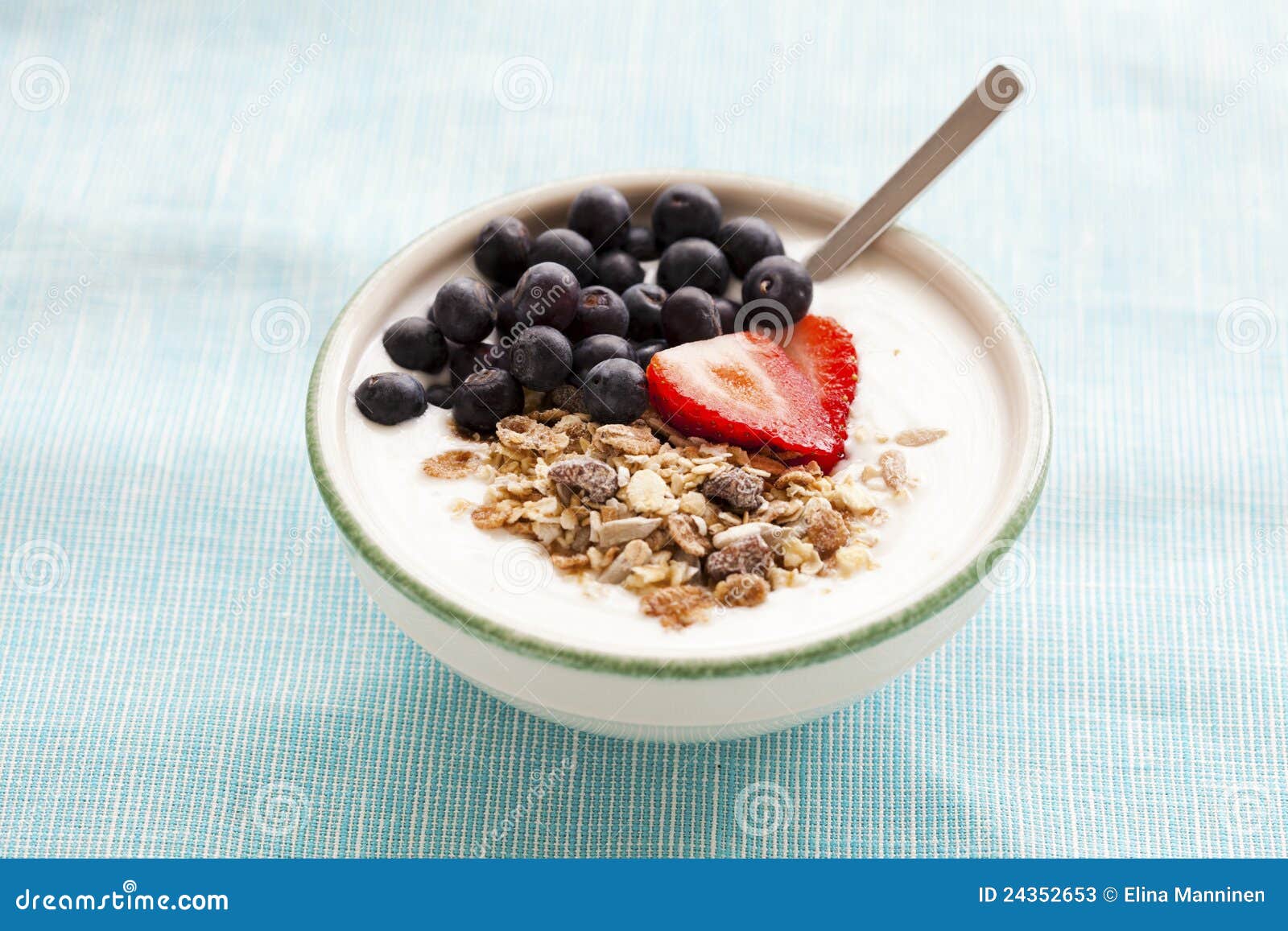 Kom Van Muesli, Yoghurt En Bessen Stock Afbeelding Image of haver