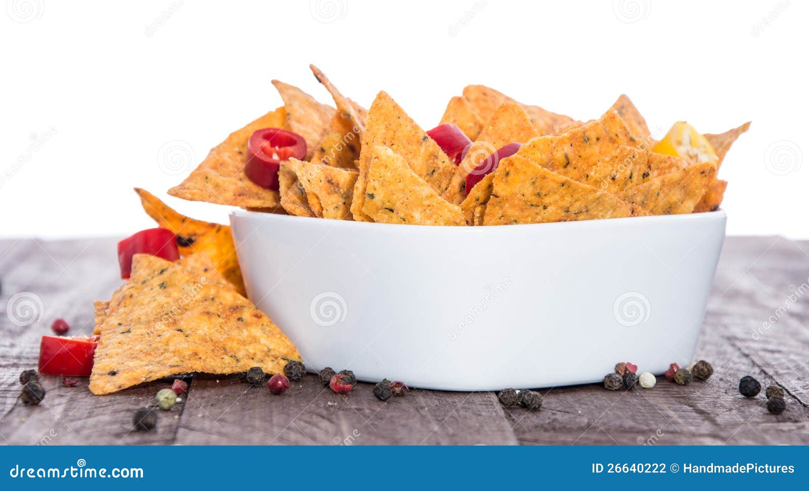 Kom van Nachos op wit en houten. Kom van Nachos op witte en houten achtergrond