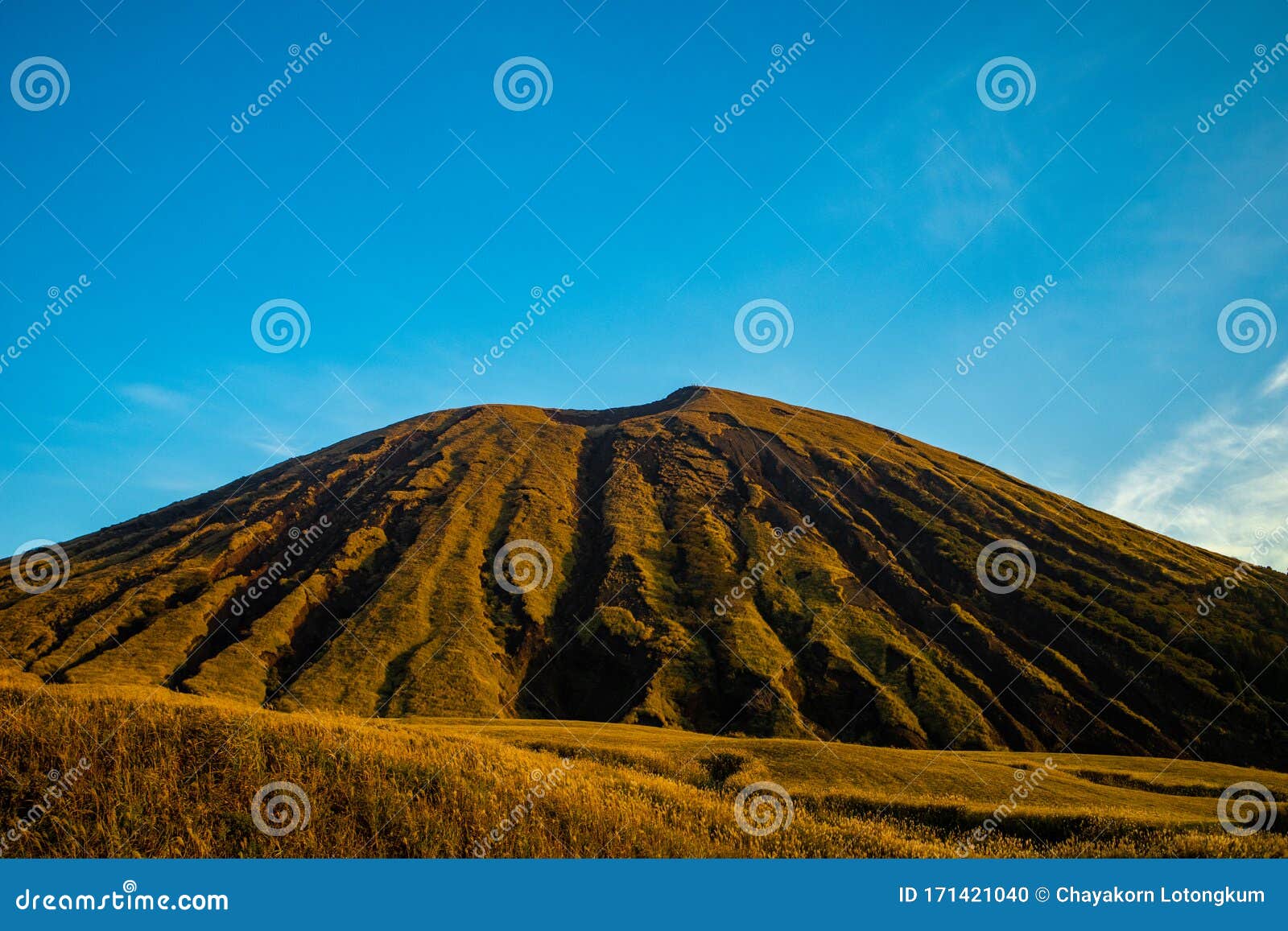 Komezuka Del Monte Aso San El Volcan Activo Mas Grande De Japon Foto De Archivo Imagen De Hierbas Escenico