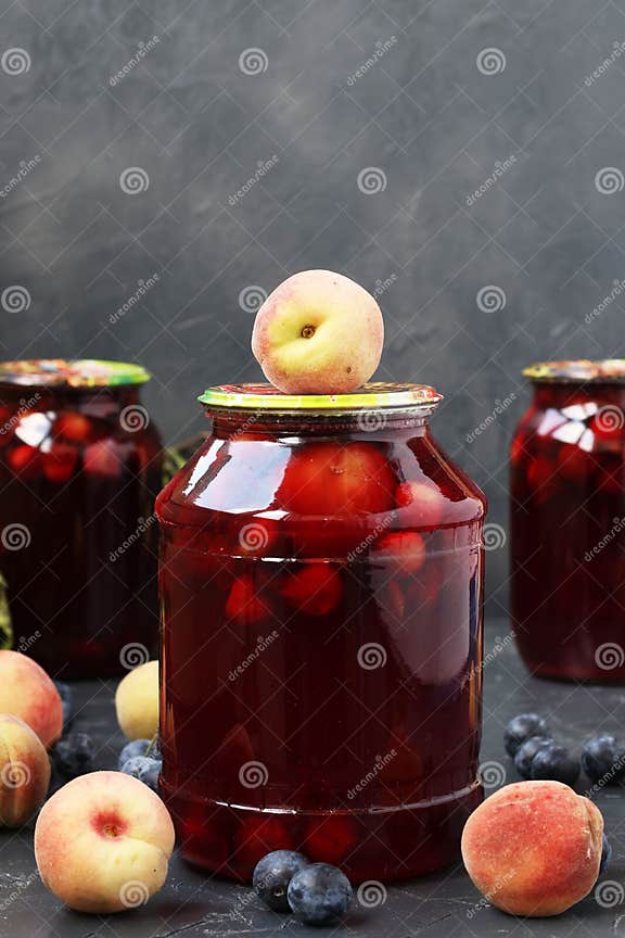 Kompott Mit Pfirsichen Und Beeren Des Schlehdorns in Den Dosen ...