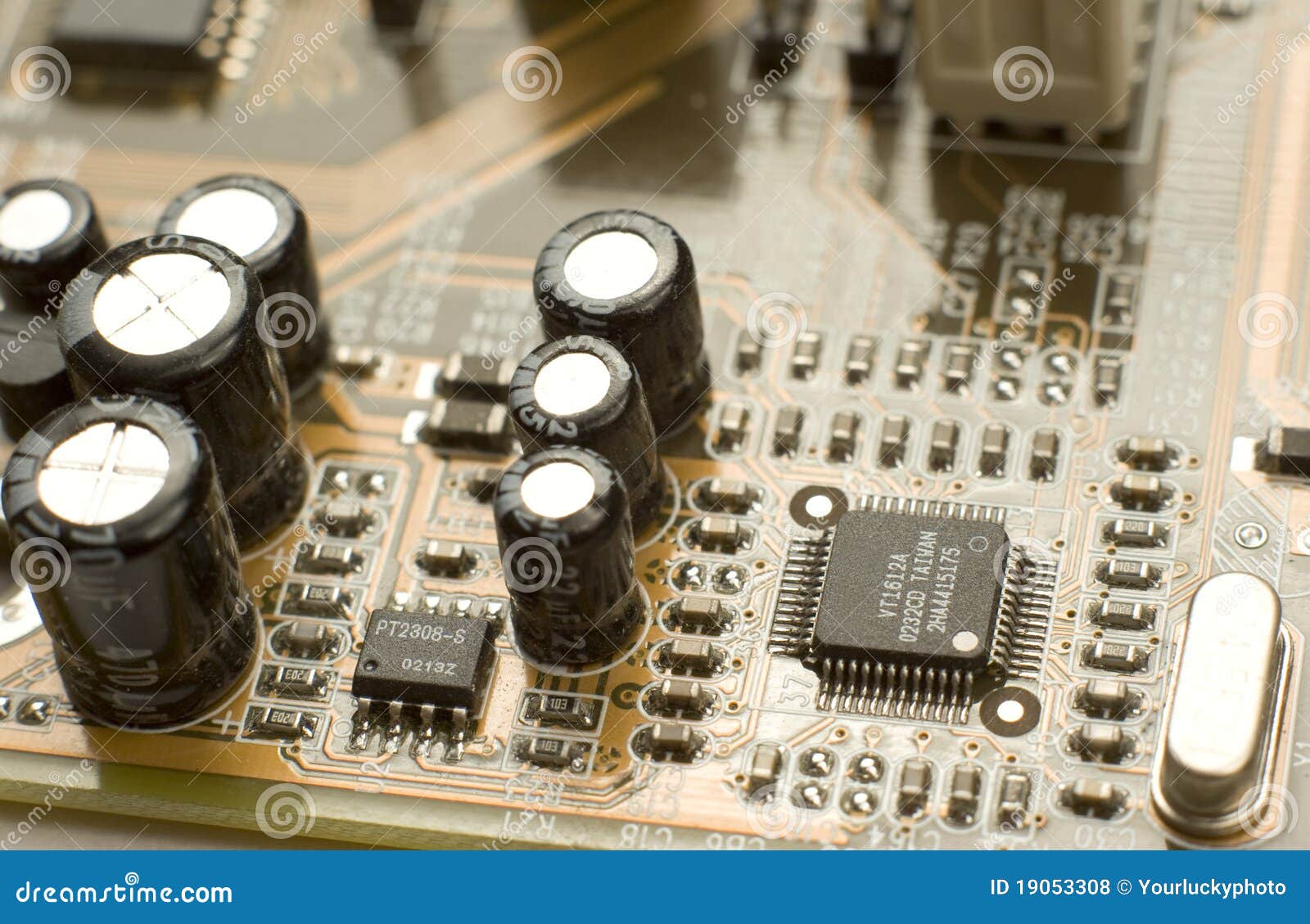 Kondensatoren Und Mikrochips Auf Leiterplatte Stockfoto - Bild von digital,  informationen: 19053308