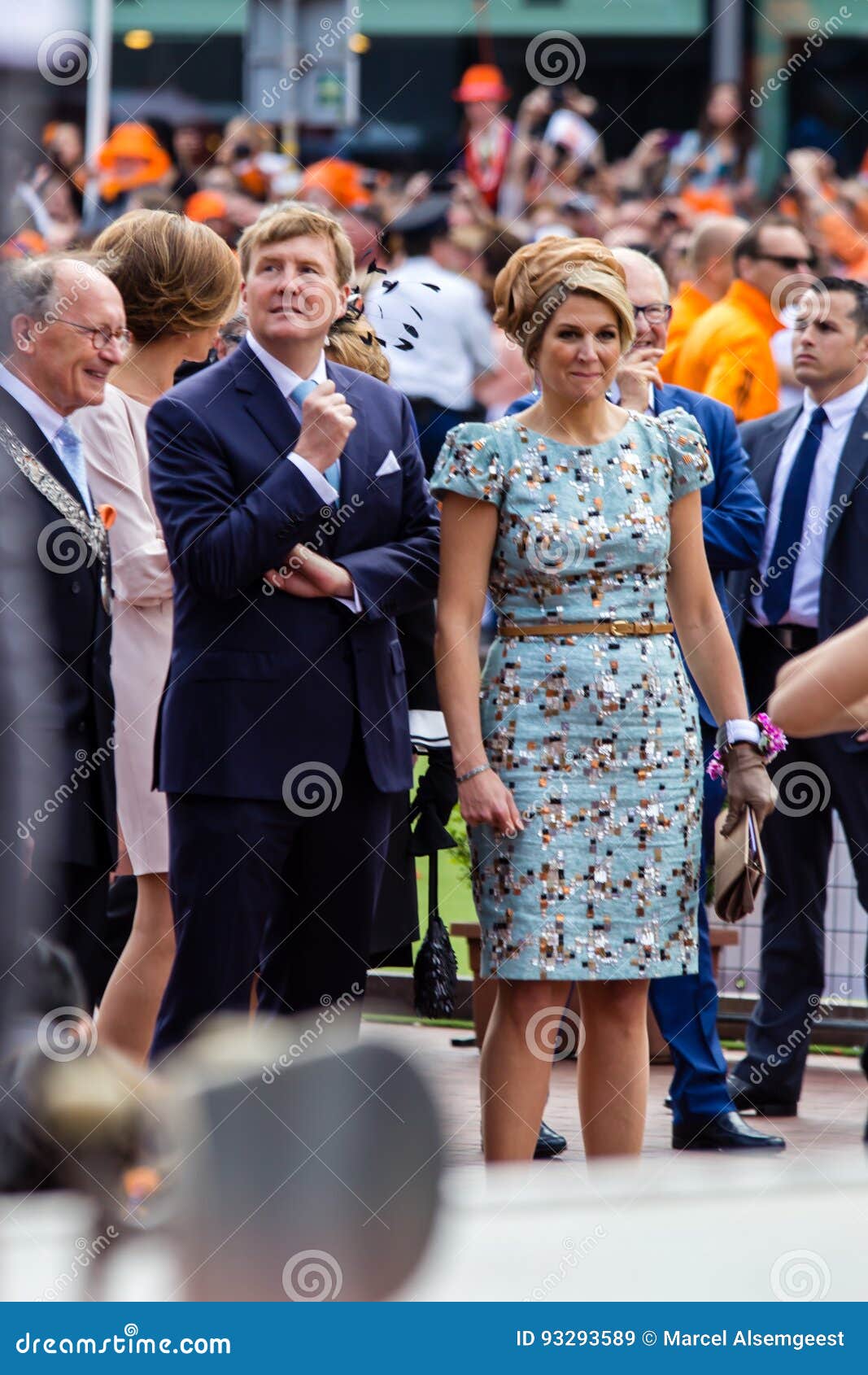 Koning Willem-Alexander en koninginmã ¡ xima van Nederland, Koning ` s Dag 2014, Amstelveen, Nederland. Koning Willem-Alexander en koninginmã xima ¡ van Nederland, op de allereerste viering van de Konings` s Dag in Amstelveen, 2014