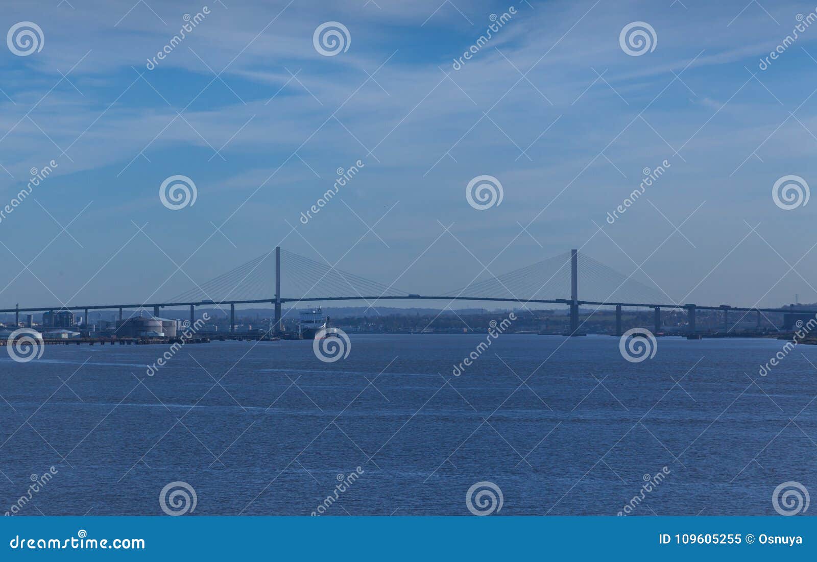 Koninginelizabeth ii brug op zonnige dag. Koninginelizabeth ii brug over de rivier van Theems op zonnige dag met blauwe hemel