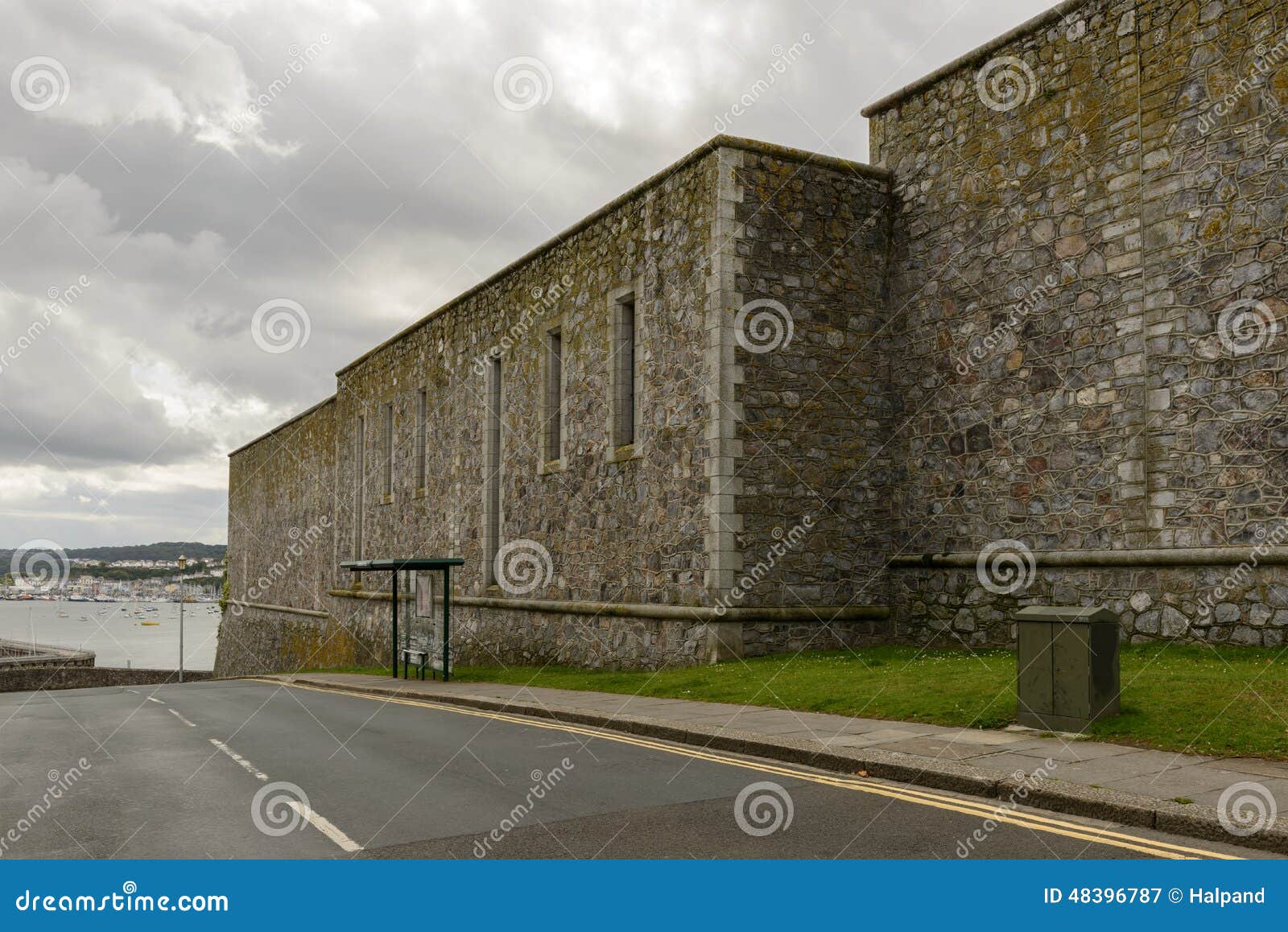 Koninklijke Citadelvestingwerken, Plymouth. Mening van de reusachtige muur die het gebied van het kasteel in historische overzeese stad van Devon insluit