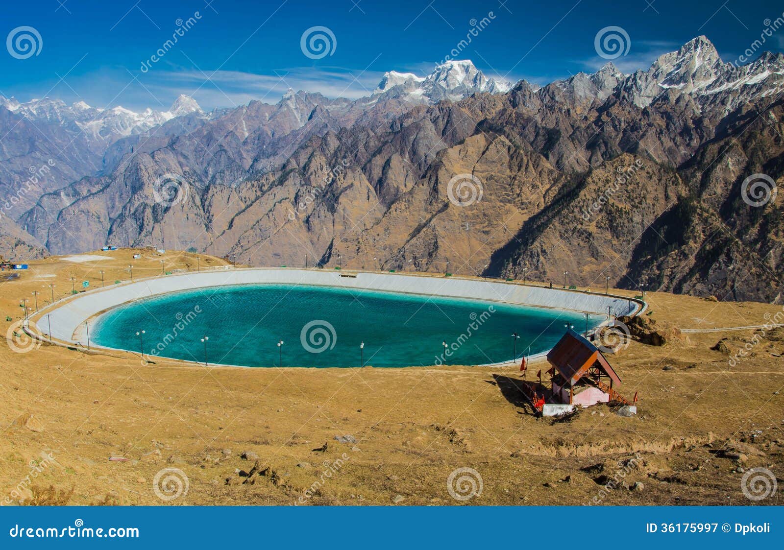 Konstgjord vattenkropp. En man gjorde vattendammet i auli i uttrakhand