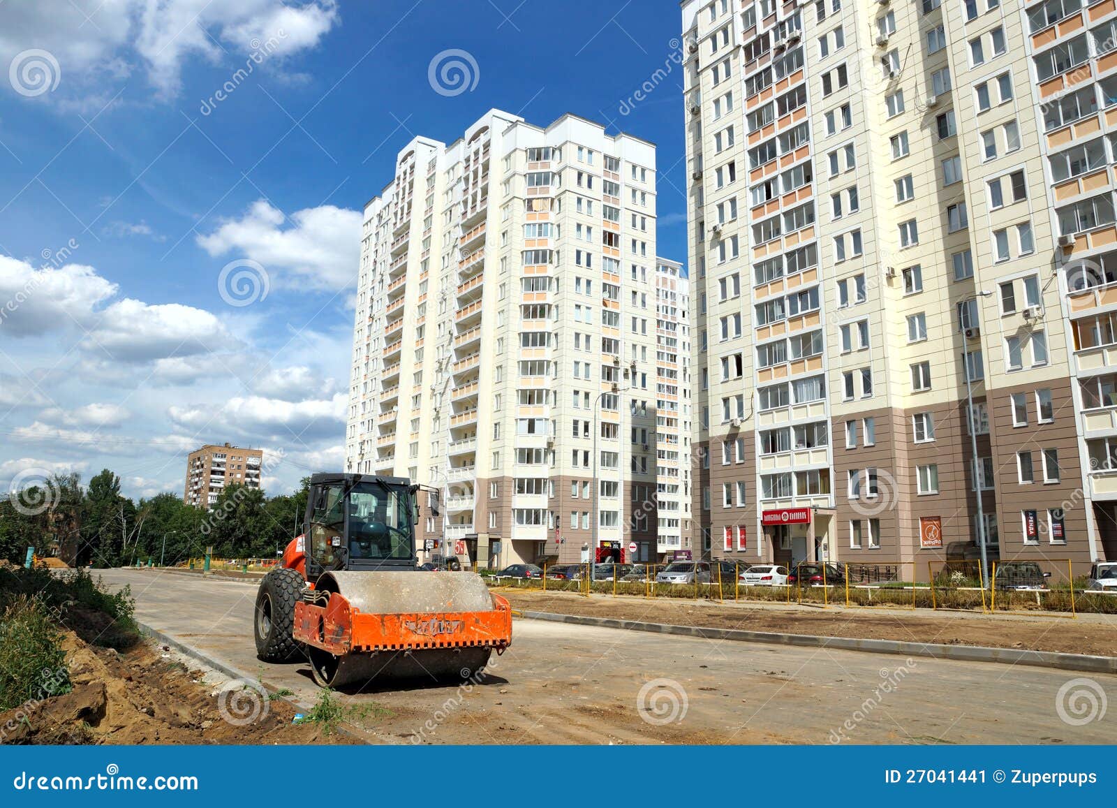 06 07 2012 Moscow, Marfino område. Konstruktion av den nya vägen