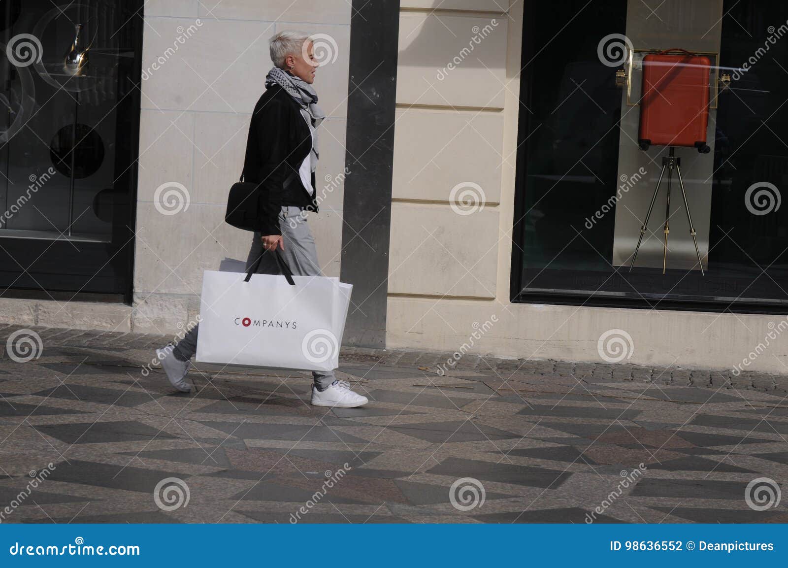 Kopenhaga /Denmark - 25 Sierpień 2017 Żeński konsument z firmy ` s torba na zakupy na stroeget amagertorv fotografia Francis Joseph dziekan, DeanPictures/