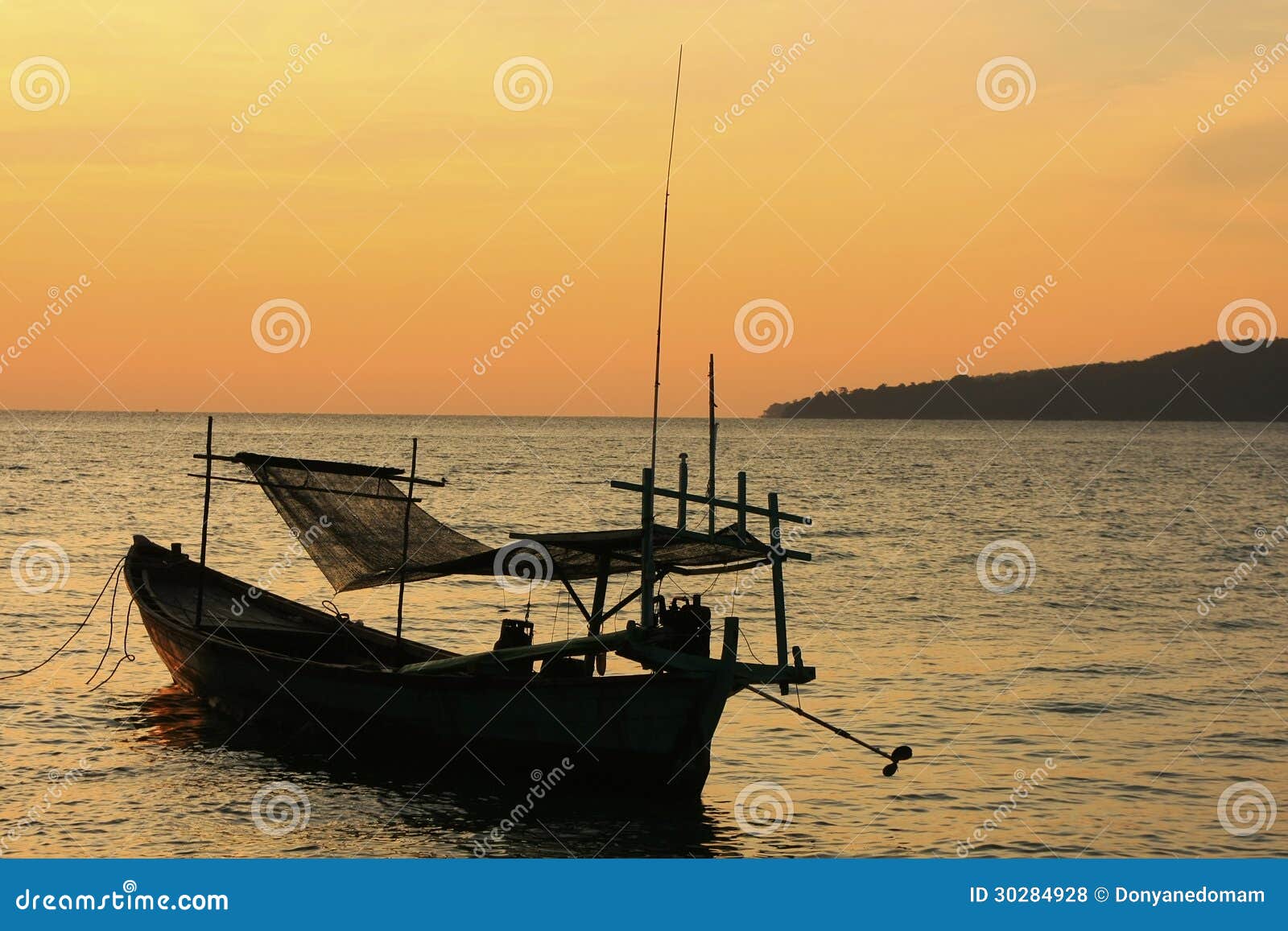 Kontur av den traditionella fiskebåten på soluppgång, Koh Rong isla. Kontur av den traditionella fiskebåten på soluppgång, Koh Rong ö, Cambodja, South East Asia