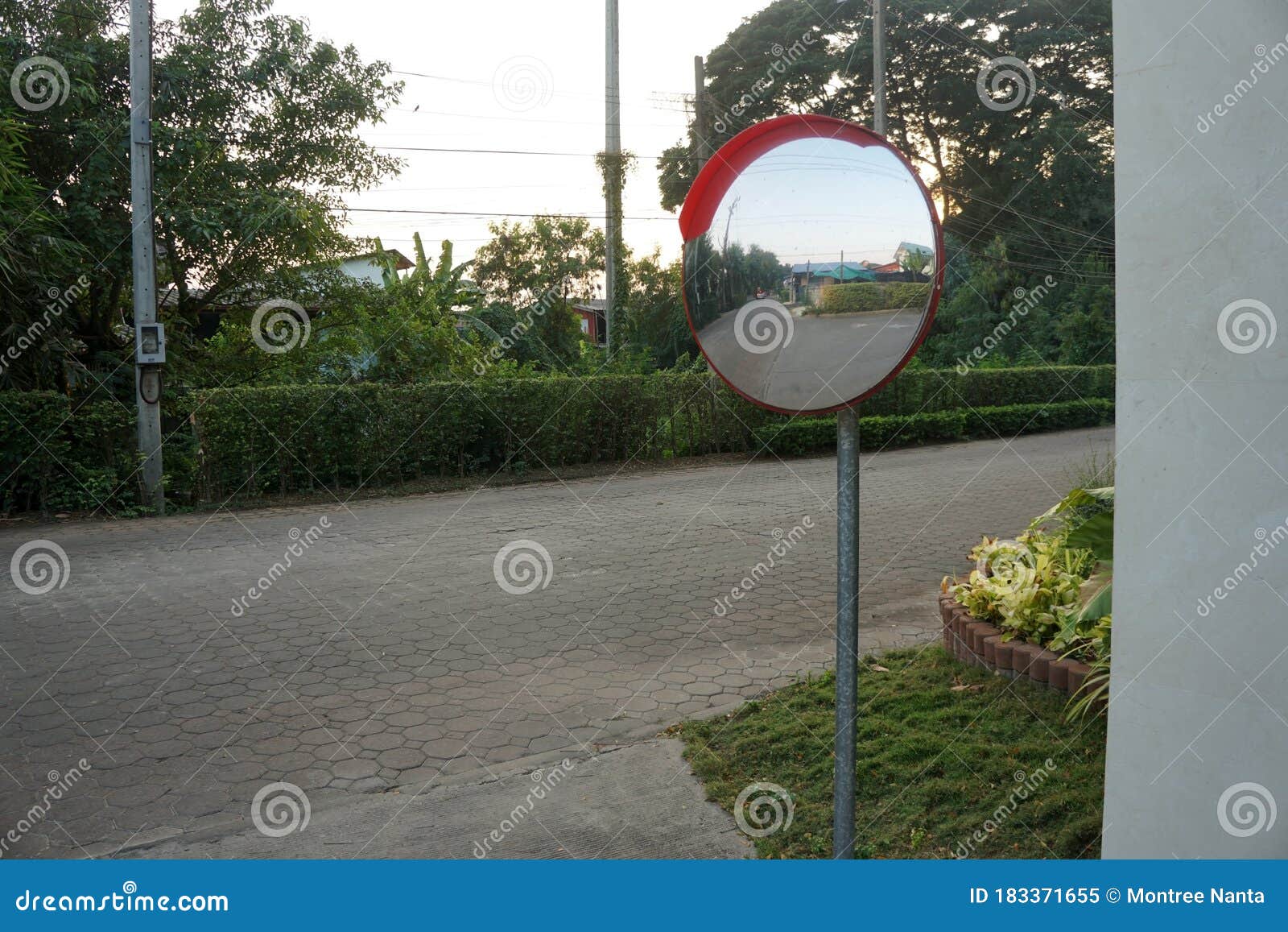 Konvexe Spiegel Im Freien. Verkehr Gebogenes Glas. Großer Konvexer Spiegel  Auf Der Straße, Um Die Transparenz Zu Verbessern.. Konv Stockbild - Bild  von architektur, ecke: 183371655