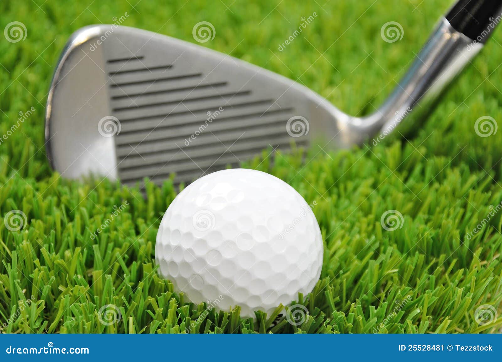 Konzentrieren Sie sich auf Golfball. Golfball- und Klumpenkopf mit Fokus auf der Kugel