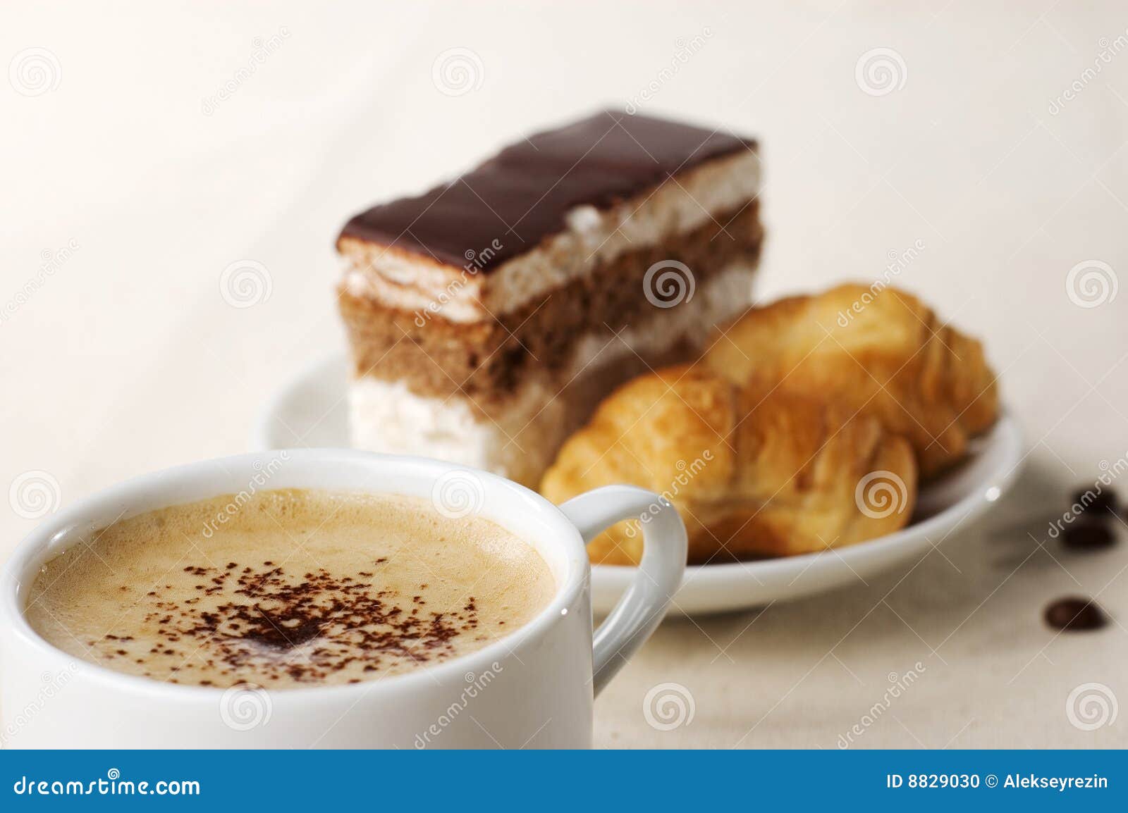 Kop van koffie met dessert stock foto. Image of begrip 8829030
