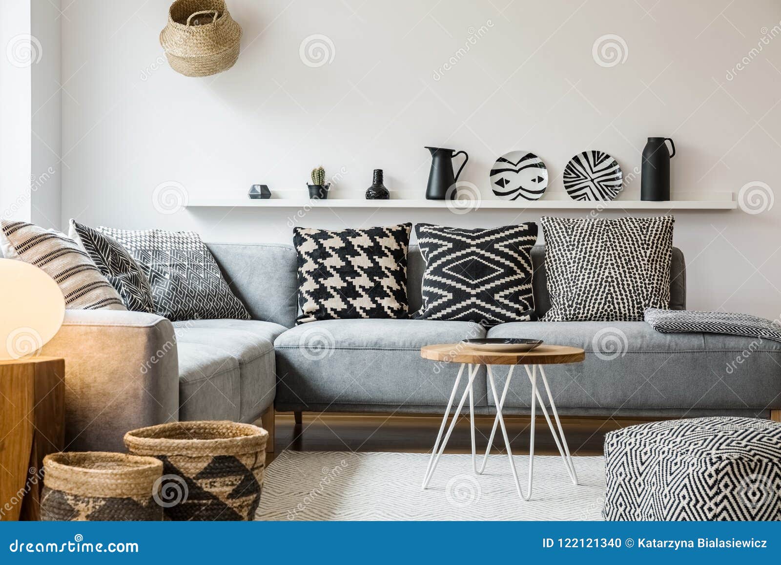 Kopierte Kissen Auf Grauer Couch In Modernem Wohnzimmer Innenw Stockfoto Bild Von Wohnzimmer Grauer