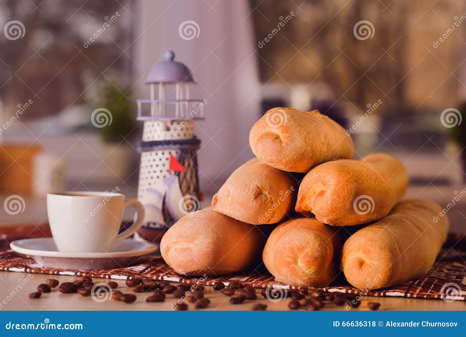 Kopp kaffe med bönor och bagetten