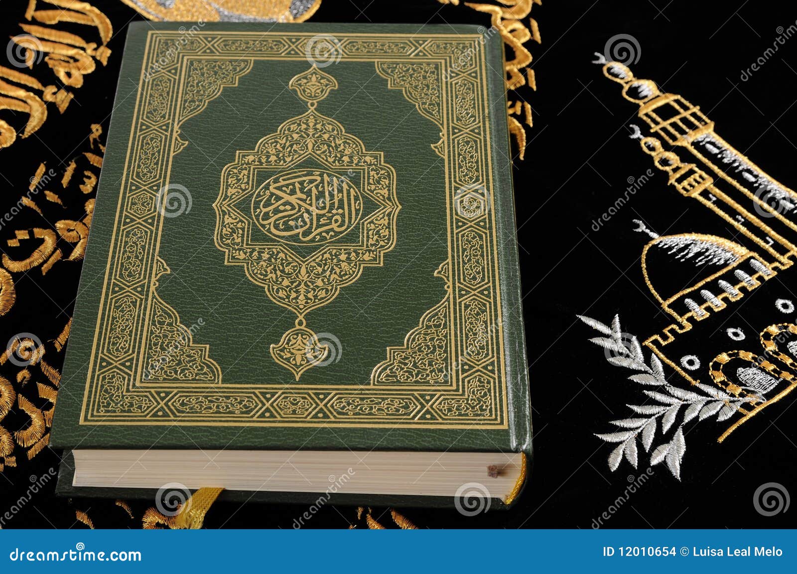 Быть мусульманином книга. Коран. Коран картинки. Коран обложка.