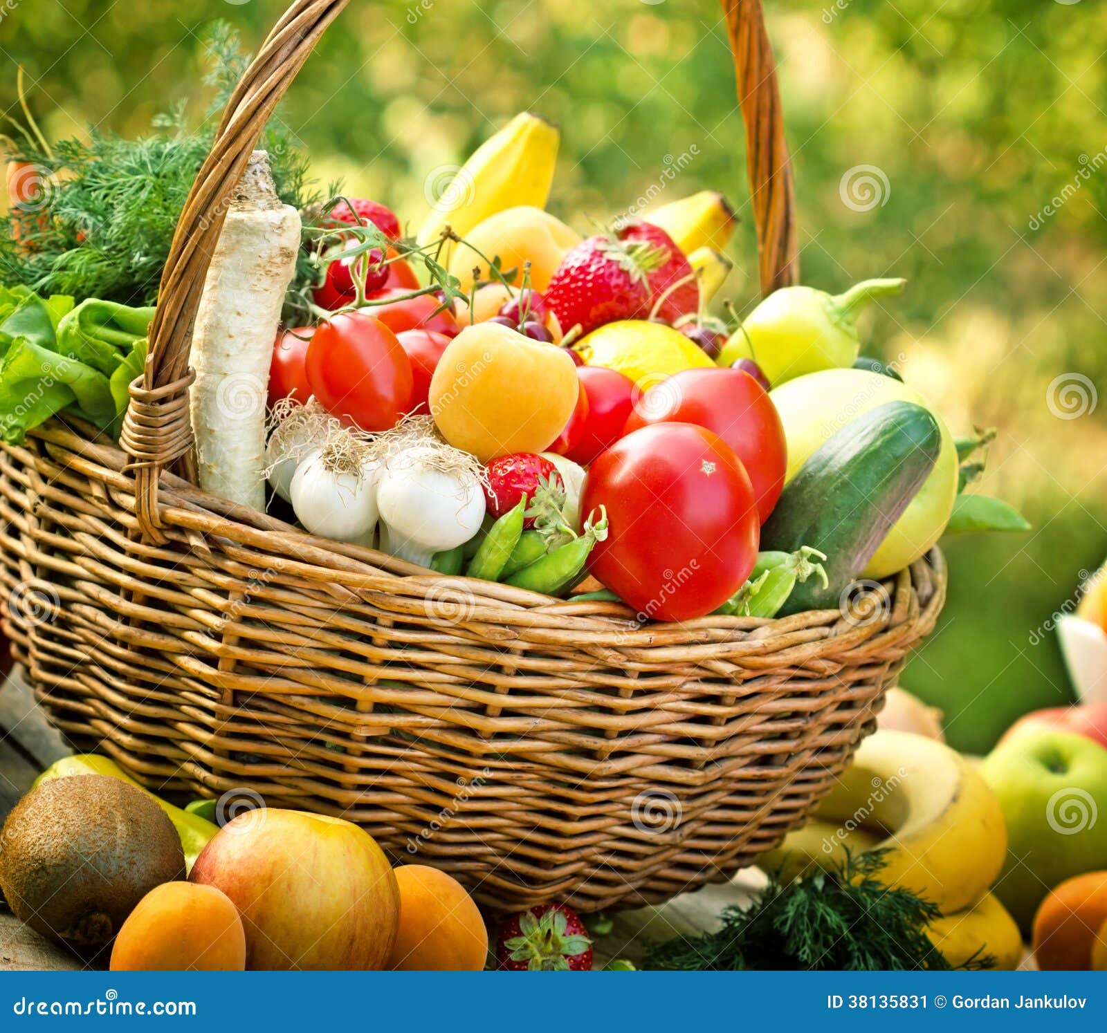 Korb Mit Obst Und Gemüse Nahaufnahme Stockbild Bild von kohlrabi