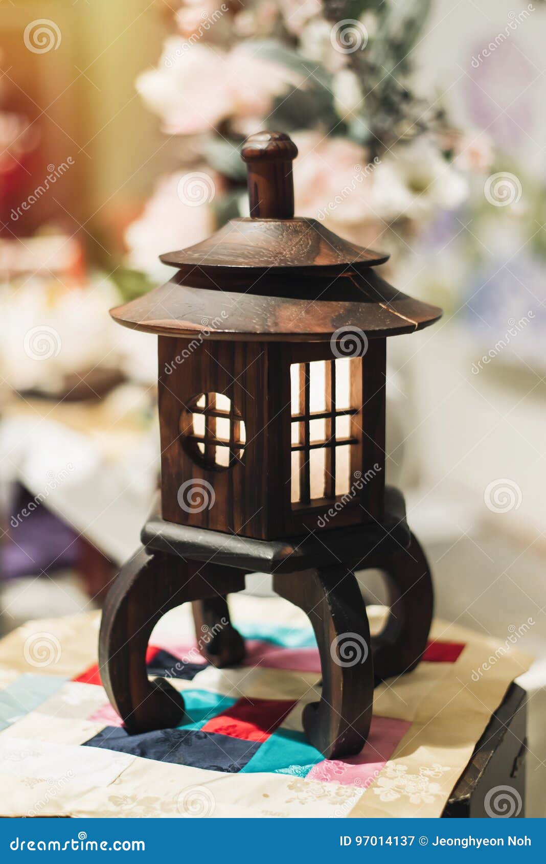 Koreanische Traditionelle Lampe Für Innenraum Stockbild - Bild von  beleuchtung, traditionell: 97014137
