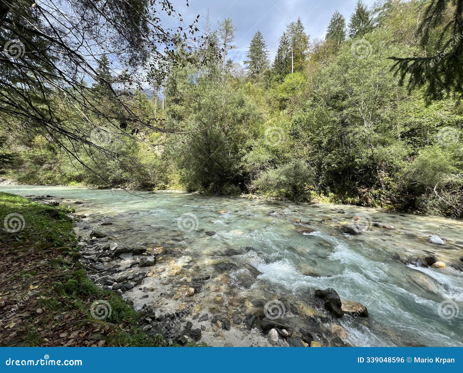 the koritnica river before its confluence with soca (bovec, slovenia) - der fluss koritnica vor seinem zusammenfluss