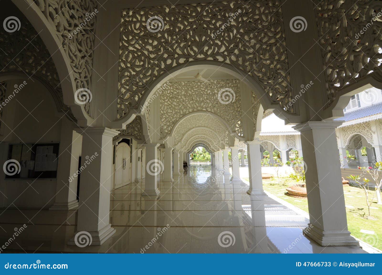 Korridor von Masjid Sultan Ismail in Chendering, Terengganu. TERENGGANU, MALAYSIA-â€ „im März 2014: Sultan Ismail Mosque in Chendering, Terengganu, Malaysia am 27. März 2014