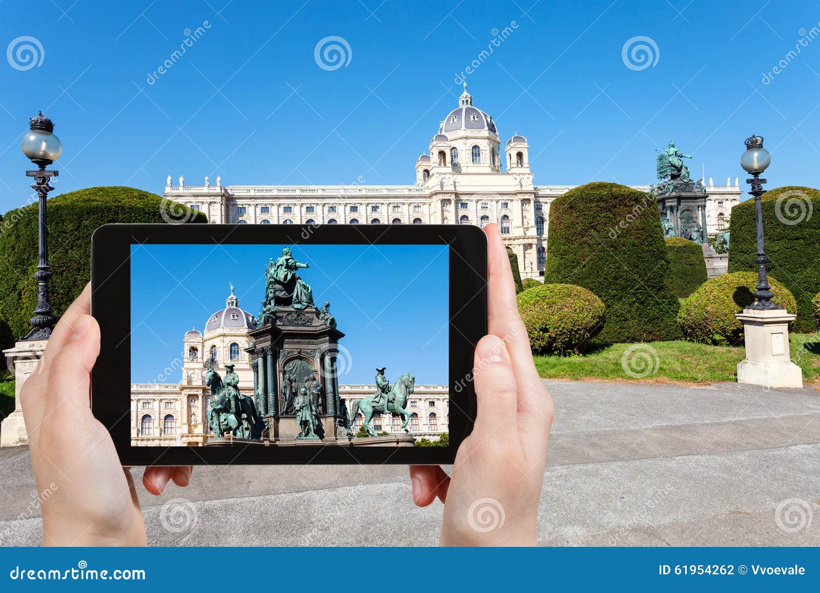 Kort av den Maria Theresa monumentet i Wien. Loppbegrepp - turist- kort av den kejsarinnaMaria Theresa monumentet på Maria Theresien platz i Wien på minnestavlaPC