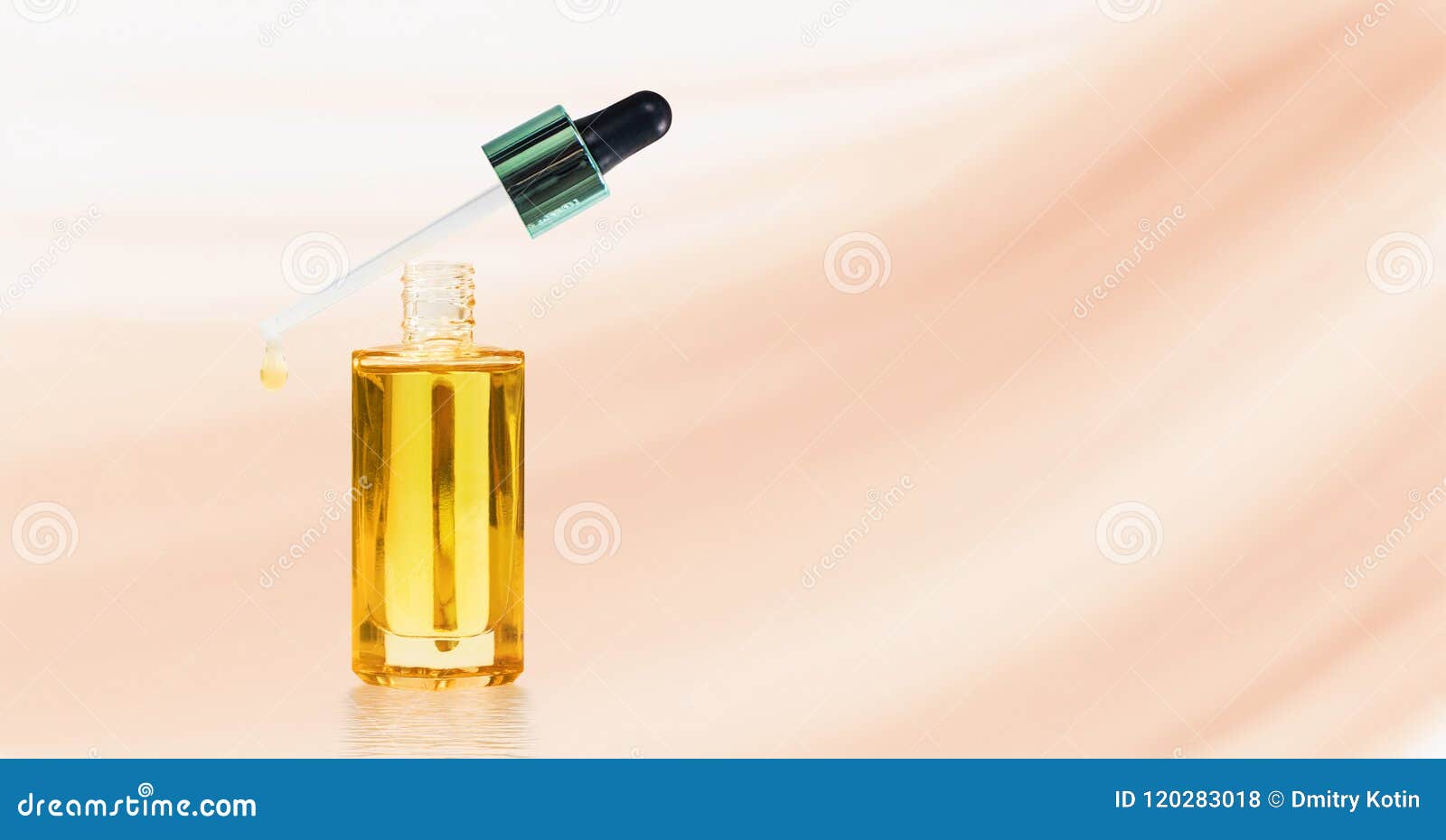 Kosmetische fles met olieinleiding voor gezicht over beige sensuele achtergrond
