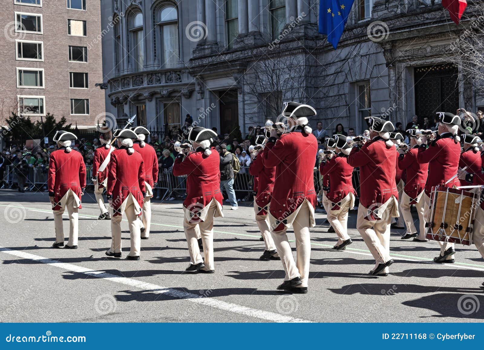 Kostümiertes Grenzen in Parade des NYC Str.-Klapses Tages. Kostümiertes Band, das in Tagesparade Str.-Patricks grenzt. - Circa 2011