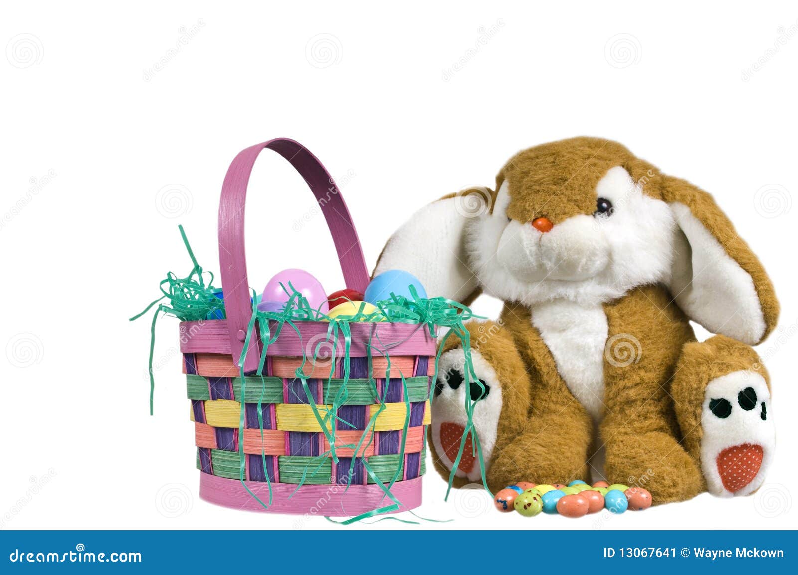 Koszykowy Easter. Tła koszykowi Easter jajka folowali królika odosobnionego biel