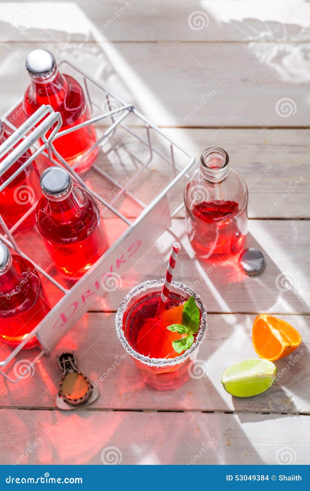 Koude de zomerdrank in fles met muntblad op oude houten lijst