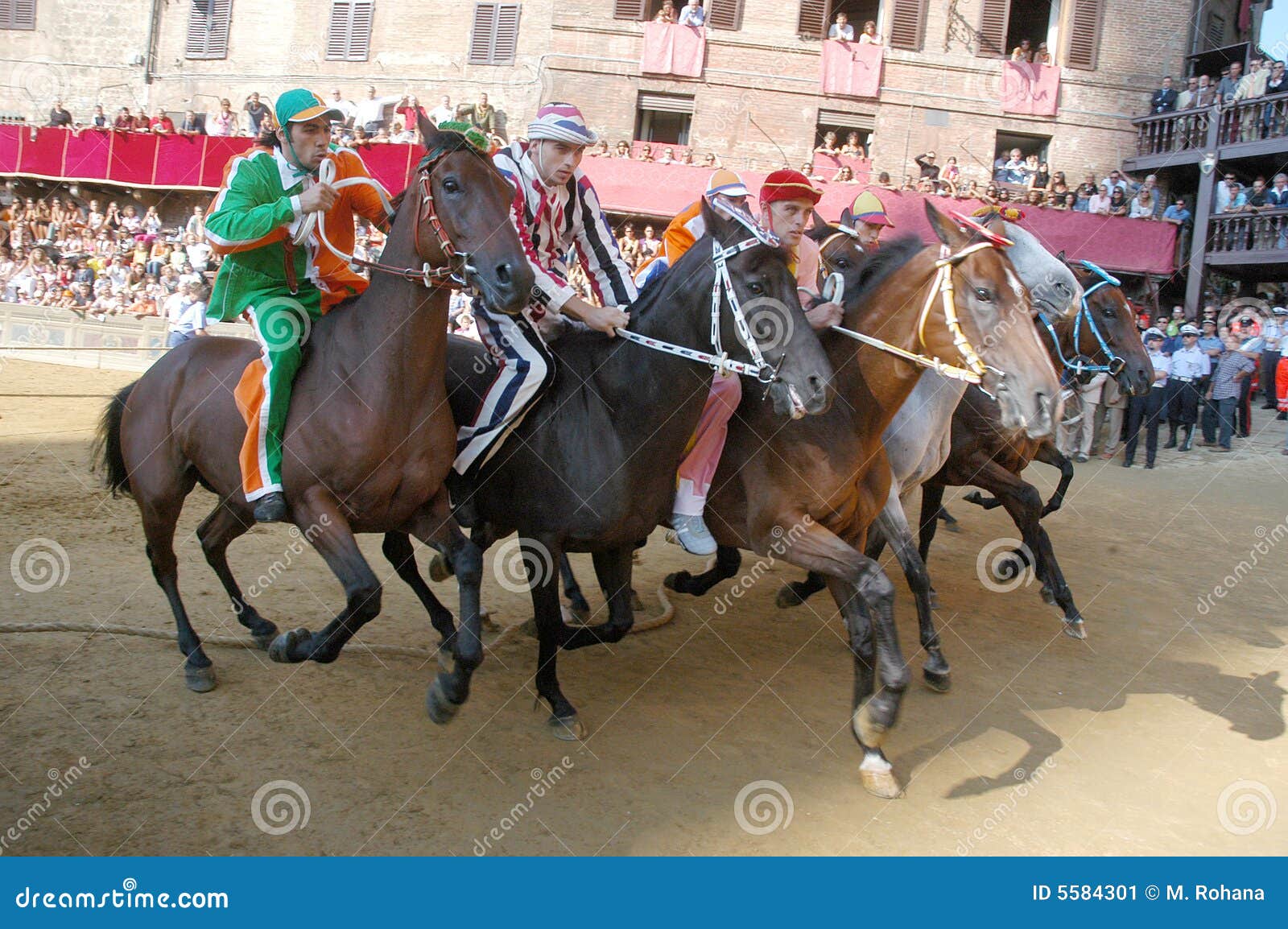 Koń race palio s Siena. 2 august 16 zaczynając świętować każdego sławnego konia Lipca większość palio tylko wyścig jest Siena dwa lata świata