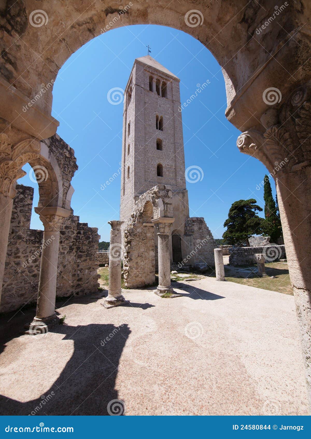 Kościelny ewangelista John rujnuje st. Przyciągania kościelnego Croatia ewangelisty John popularny rab rujnuje st turysty