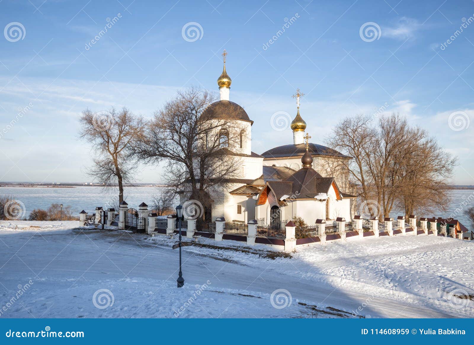 Kościół Helena i Constantine, Sviyazhsk. Kościół Constantine i Helena na banku zamarznięty rzeczny Sviyaga, Sviyazhsk, Rosja