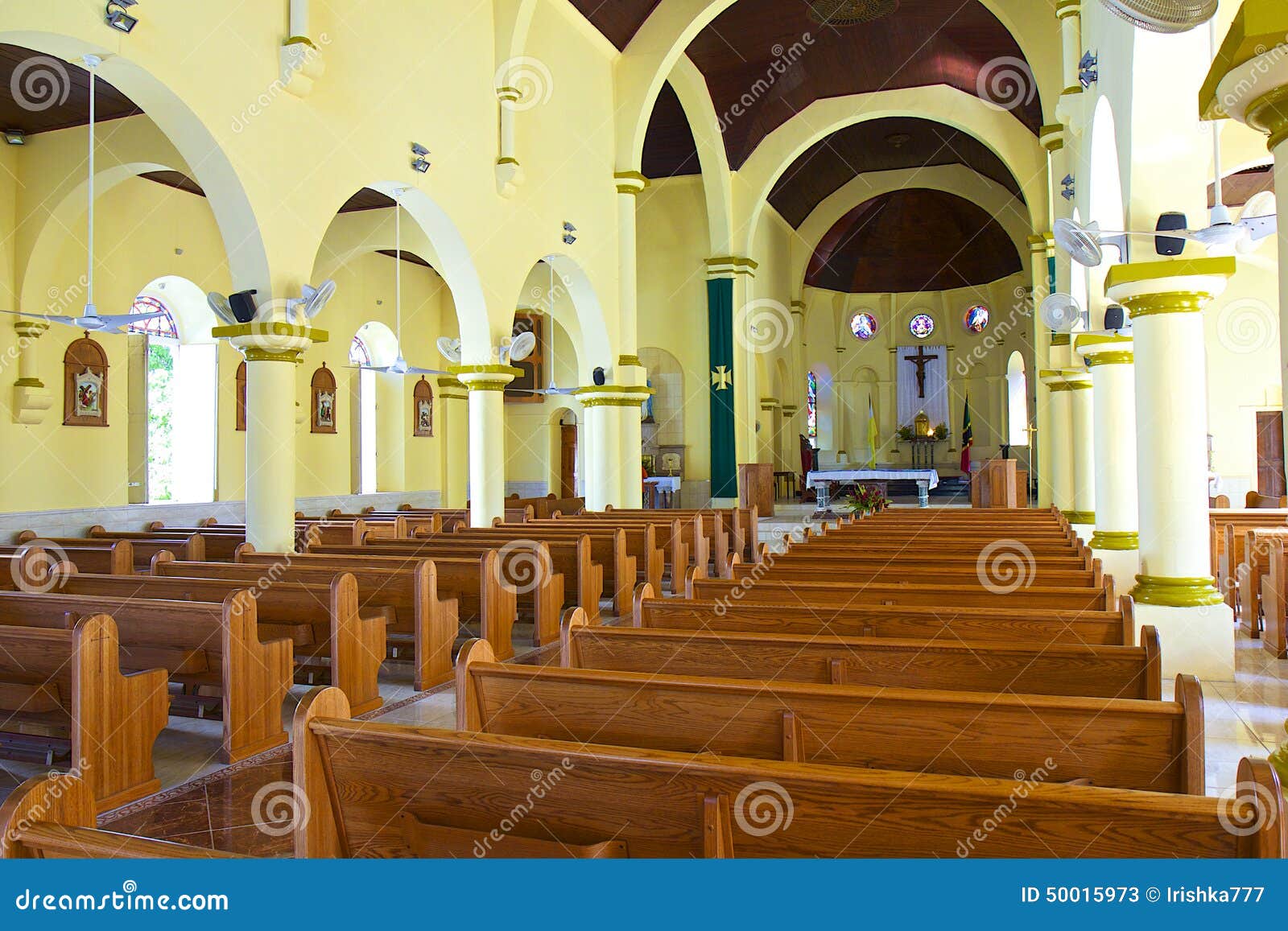 Kościół Katolicki w Pointe Pitre, Guadeloupe, Karaiby. Wśrodku kościół katolickiego w Pointe Pitre - kapitał Guadeloupe, Karaiby
