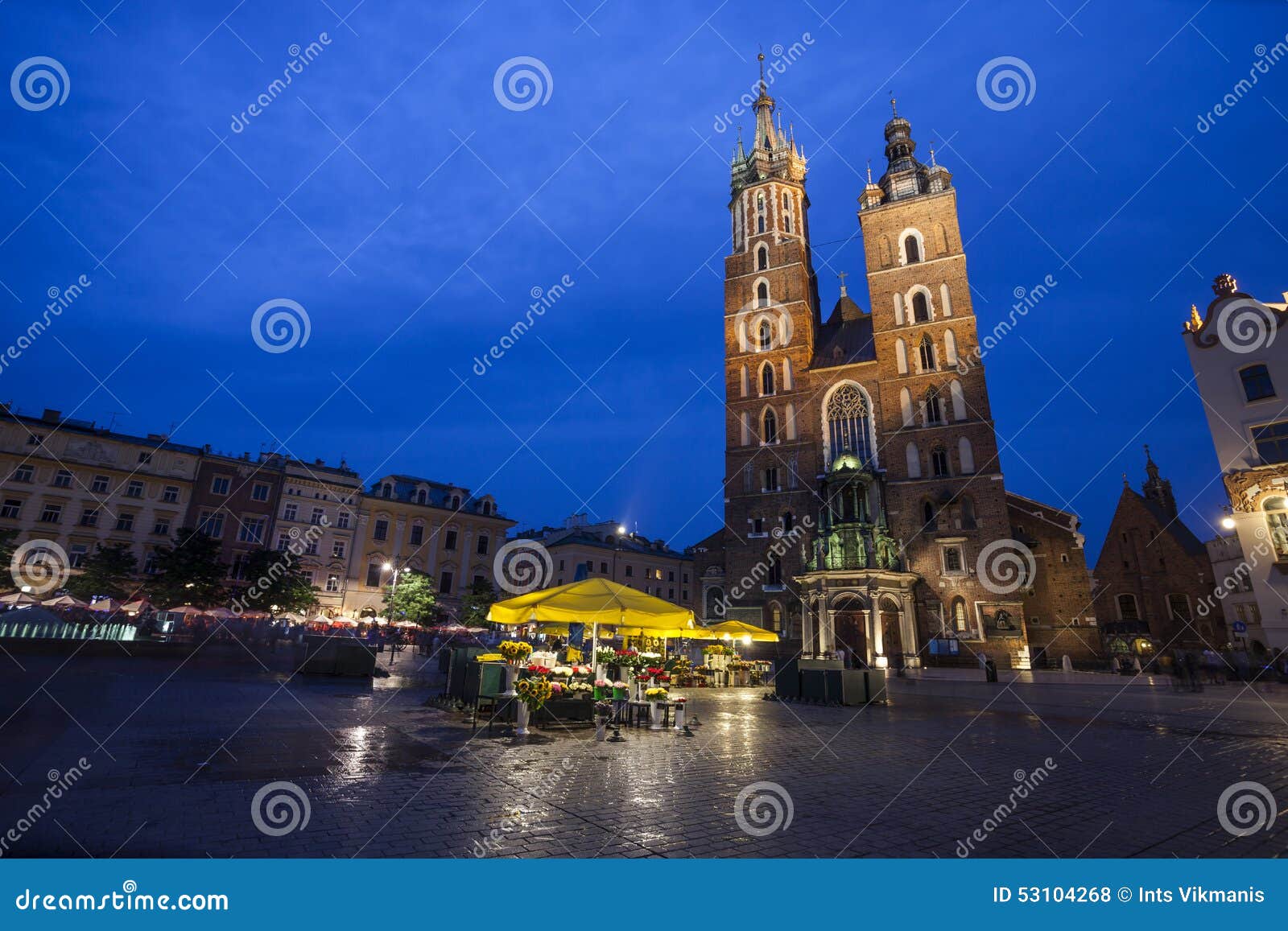 Kościół St Mary w Krakow Głównym Targowym kwadracie podczas Mrocznego czasu