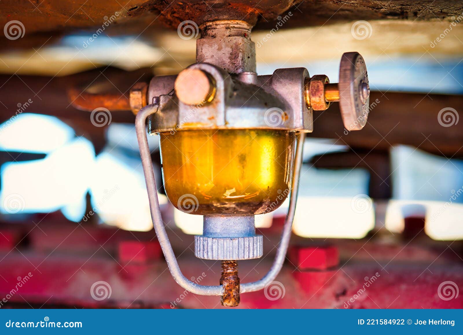 Kraftstofffilter an Einem Landwirtschaftlichen Oldtimer-Traktor. Stockfoto  - Bild von glas, becken: 221584922