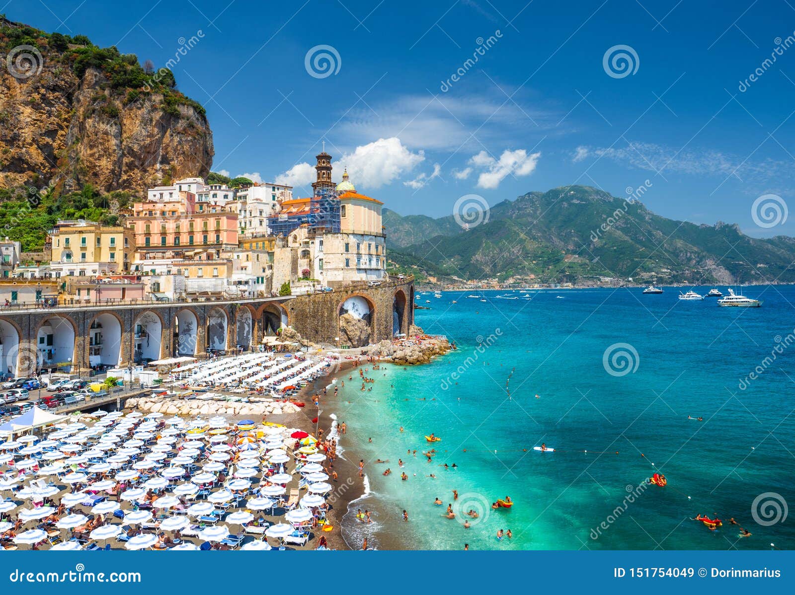 Krajobraz z Atrani. Atrani Włochy, Czerwiec, - 23, 2019: Krajobraz z zadziwiającą plażą Atrani miasteczko przy sławnym Amalfi wybrzeżem, Włochy