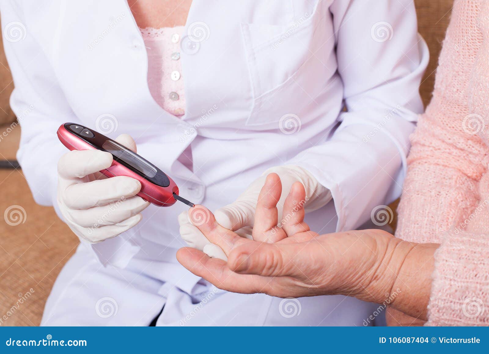Krankenschwester Macht Test Fur Zucker Im Blut Der Alteren Frau Zu Hause Stockfoto Bild Von Messen Stufe 106087404